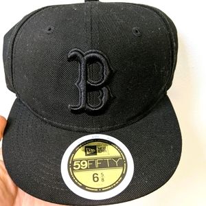 NEW ERA BOSTON RED SOX ALL BLACK FITTED HAT